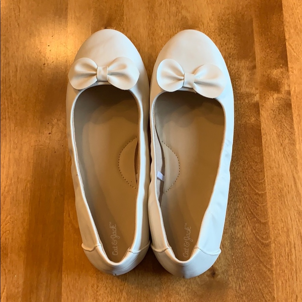 Ivory ballet flats with bow